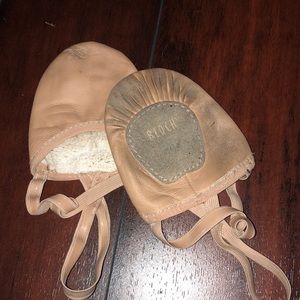 Bloch tan leather turners
